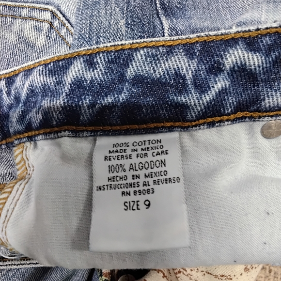 3838 size 9LEI Upcycled Blue Floral Embroidered Bell Bottom Jeans - Picture 5 of 5